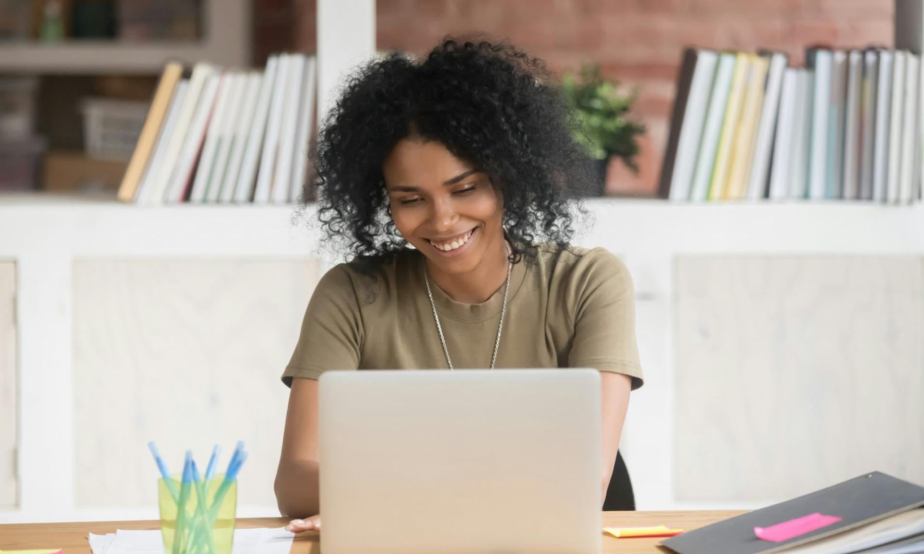 Environnement d'apprentissage moderne avec espaces de travail collaboratifs