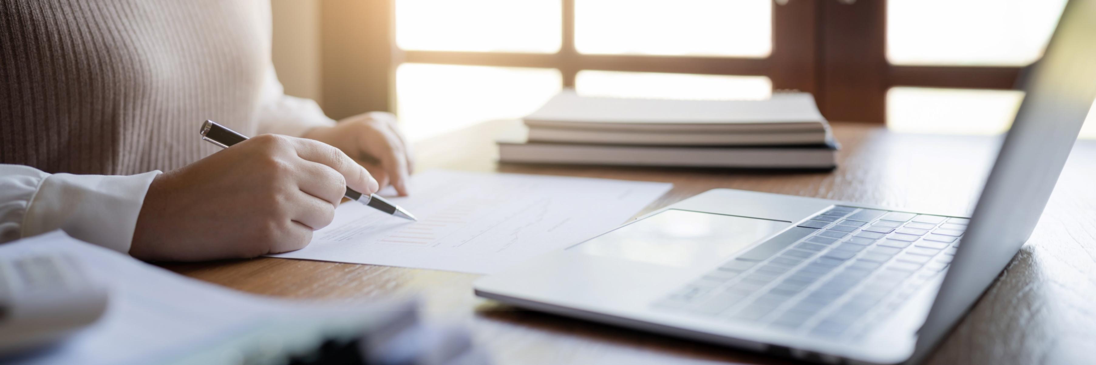 Environnement d'apprentissage en ligne optimisé avec matériel d'étude bancaire