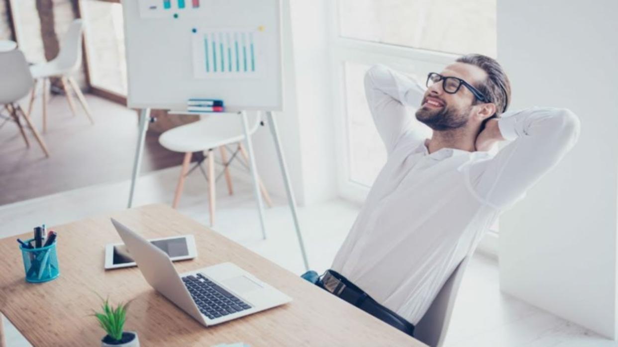 Participants engagés dans une session interactive d'apprentissage bancaire